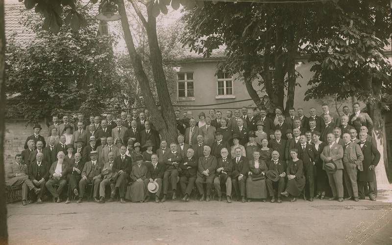 Parteitag der Nationalliberalen Landespartei Bayerns 1925 in Ansbach (Hans Sachs in der ersten  Reihe unter dem Baum, etwas erhöht)