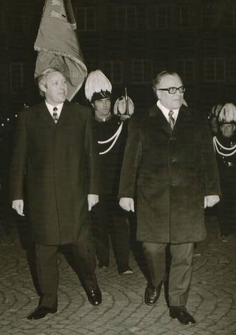 Innenminister Walter Krause und Oberbürgermeister Hellmut Zundel beim Festakt anlässlich der Erhebung Crailsheims zur Großen Kreisstadt