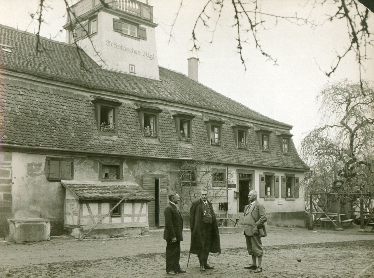 Isidor Fischer (links) und Wilhelm Andrassy (rechts) vom Schwäbischen Albverein vor dem Försterhaus  auf dem Burgberg, ca. 1930.