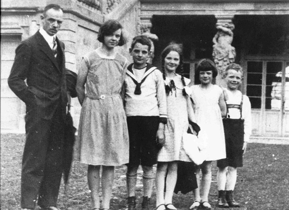 Robert Scholl mit seinen Kindern vor dem Ludwigsburger Schloss, 1930/31